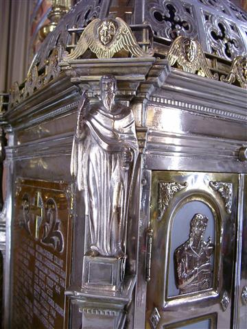 The Tabernacle is the place where the Eucharist is kept. One of the four statues on the Blessed Trinity’s Tabernacle represents the apostle, St. Paul, who describes the Lord’s Supper in 1 Cor 11:17-34. Photo Credit: Margaret Dick